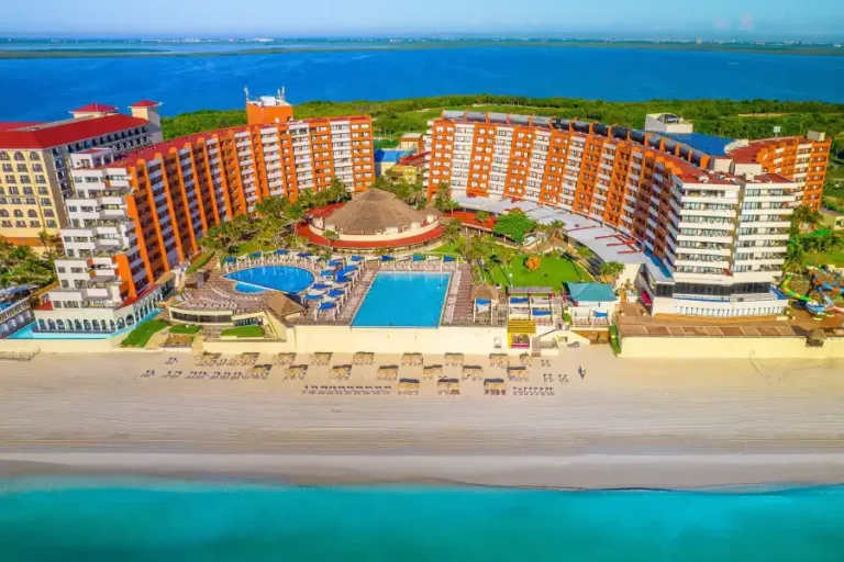 Crown Paradise Cancún